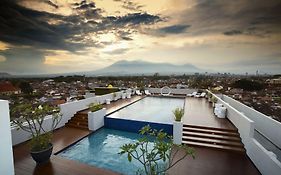 MaxOne Ascent Hotels Malang